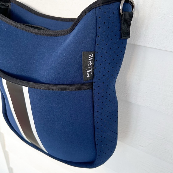 NWT Navy Blue Neoprene Crossbody Bag with Blue Camo Straps - Picture 3 of 5